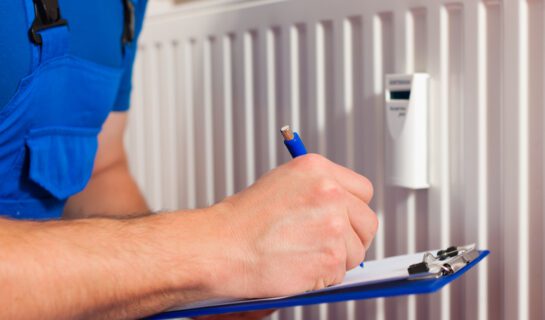 Technician,Reading,The,Heat,Meter,To,Check,Consumption WEG – Änderung Verteilerschlüssel der Heizkosten